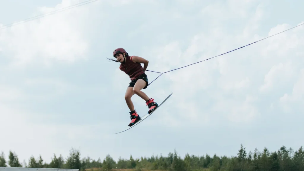 Wakeboarder saltando sobre el agua (imagen ilustrativa genérica, banco de imágenes Pexels, foto: Ron Lach)