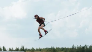 Wakeboarder saltando sobre el agua (imagen ilustrativa genérica, banco de imágenes Pexels, foto: Ron Lach)