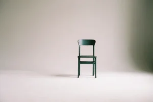 Silla de diseño minimalista (imagen ilustrativa genérica, banco de imágenes Pexels, foto: Paula Schmidt)