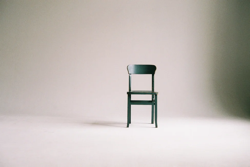 Silla de diseño minimalista (imagen ilustrativa genérica, banco de imágenes Pexels, foto: Paula Schmidt)