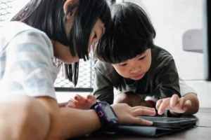 Chicos usando una tablet en un ambiente hogareño (imagen ilustrativa genérica, banco de imágenes Pexels, foto: Alex Green)