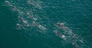 Nadadores en una competencia de aguas abiertas (imagen ilustrativa genérica, banco de imágenes Pexels)