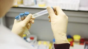 Investigador de laboratorio manipulando muestras (imagen ilustrativa genérica, banco de imágenes Pexels)