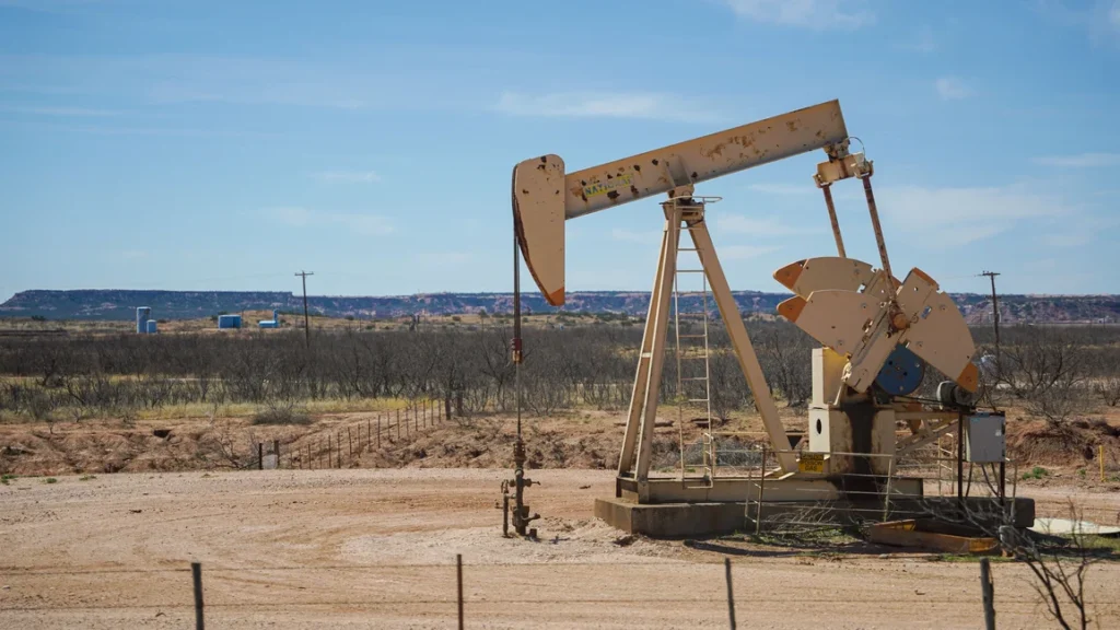 Equipo de extracción de petróleo en un yacimiento (imagen ilustrativa genérica, banco de imágenes Pexels)