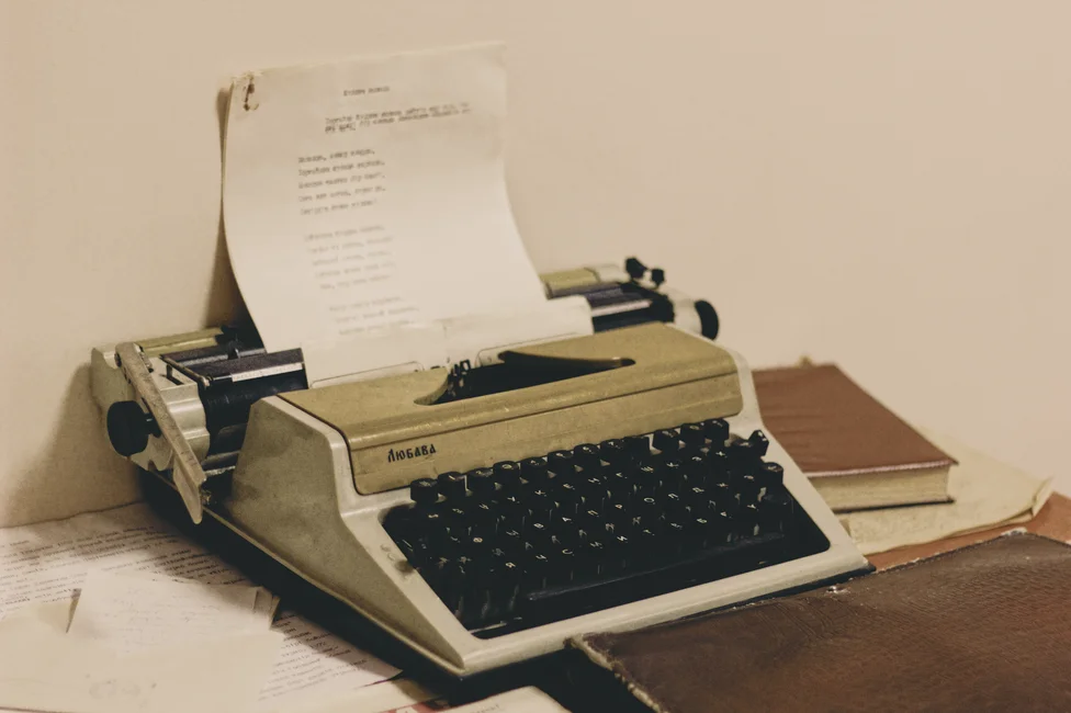Maquina de escribir vintage junto a libros (imagen ilustrativa generica, banco Pexels, foto de Primitive Spaces)