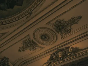 Detalle del techo ornamentado y los palcos del Teatro Colón de Buenos Aires (foto: Gabriel Ramos / Pexels)