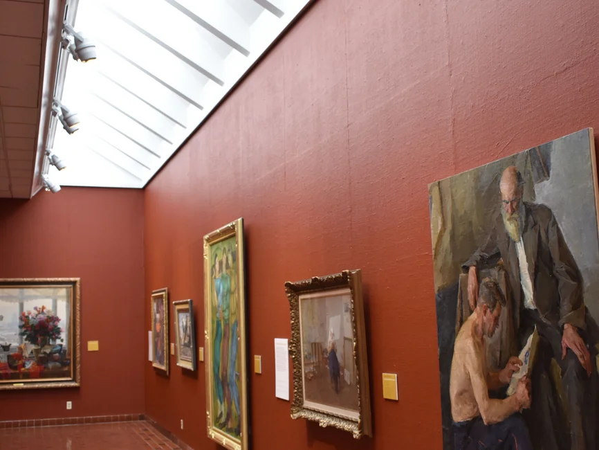 Sala de un museo de arte con obras exhibidas en sus paredes (banco de imágenes Pexels; imagen ilustrativa genérica, no la sede real de la Bienal)