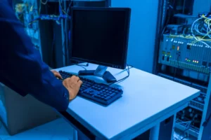 Técnico trabajando en una sala de servidores de un centro de datos (banco de imágenes Pexels, foto: panumas nikhomkhai)