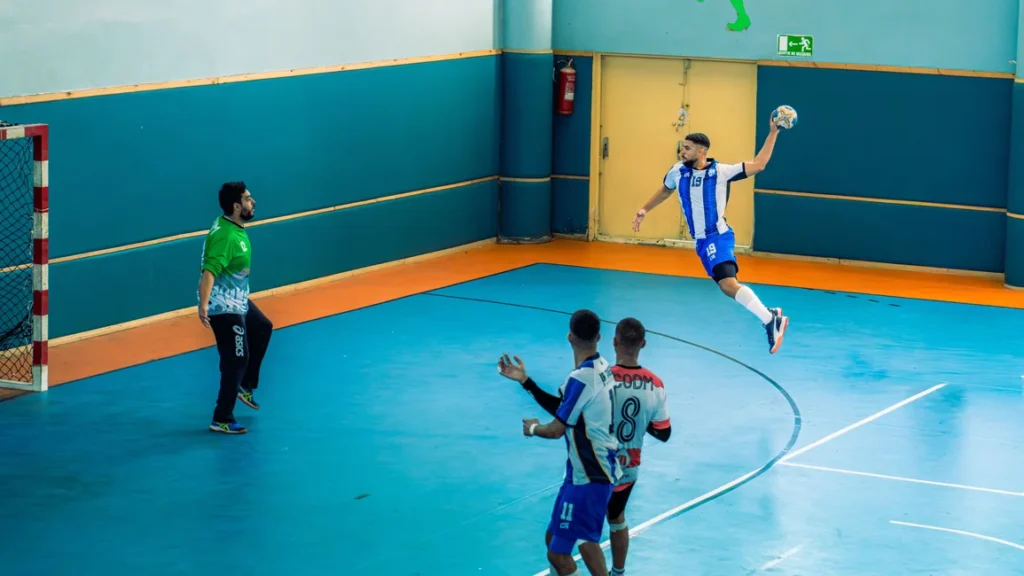 Jugadores de handball masculino durante un partido en una cancha cubierta (imagen ilustrativa generica, banco Pexels, foto de Mohamed Ayman Marso)