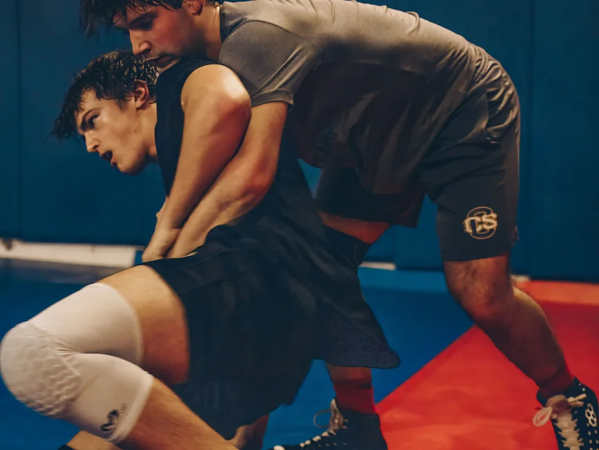 Dos luchadores en un combate de lucha libre olímpica sobre colchoneta (imagen ilustrativa genérica, banco de imágenes Pexels)