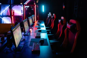 Puestos de PC con sillas gamer e iluminación LED en una arena de esports (imagen ilustrativa genérica, banco de imágenes Pexels)
