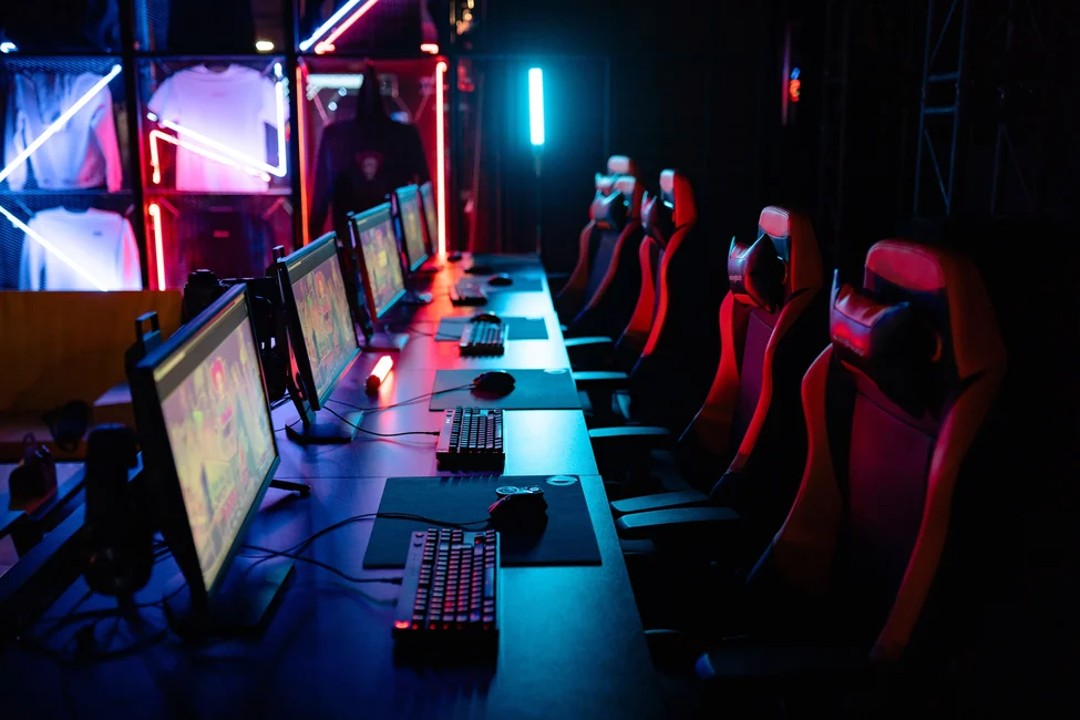 Puestos de PC con sillas gamer e iluminación LED en una arena de esports (imagen ilustrativa genérica, banco de imágenes Pexels)