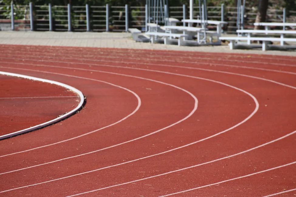 Pista de atletismo vacía. Imagen ilustrativa genérica (banco de imágenes Pexels) — no corresponde a una sede puntual de los Juegos Suramericanos.
