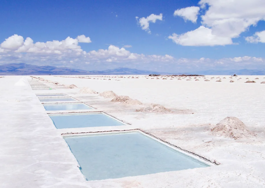 Vista de las piletas de evaporacion de las Salinas Grandes, salar real en el limite entre Jujuy y Salta (banco Pexels, foto de Tom D'Arby)