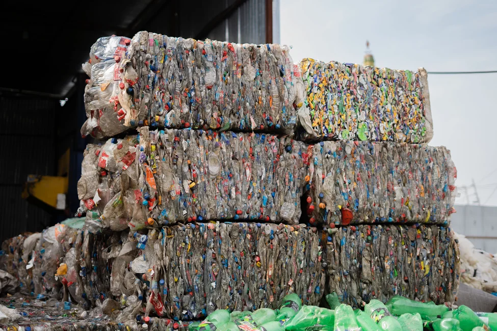 Fardos de botellas plásticas comprimidas en una planta de reciclaje (imagen ilustrativa genérica)