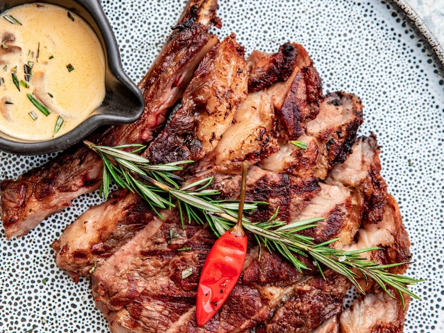 Corte de carne vacuna grillado. Imagen ilustrativa genérica (banco de imágenes Pexels, foto: Team Picsfast) — no corresponde a los cortes premiados en el Mundial de la Carne.