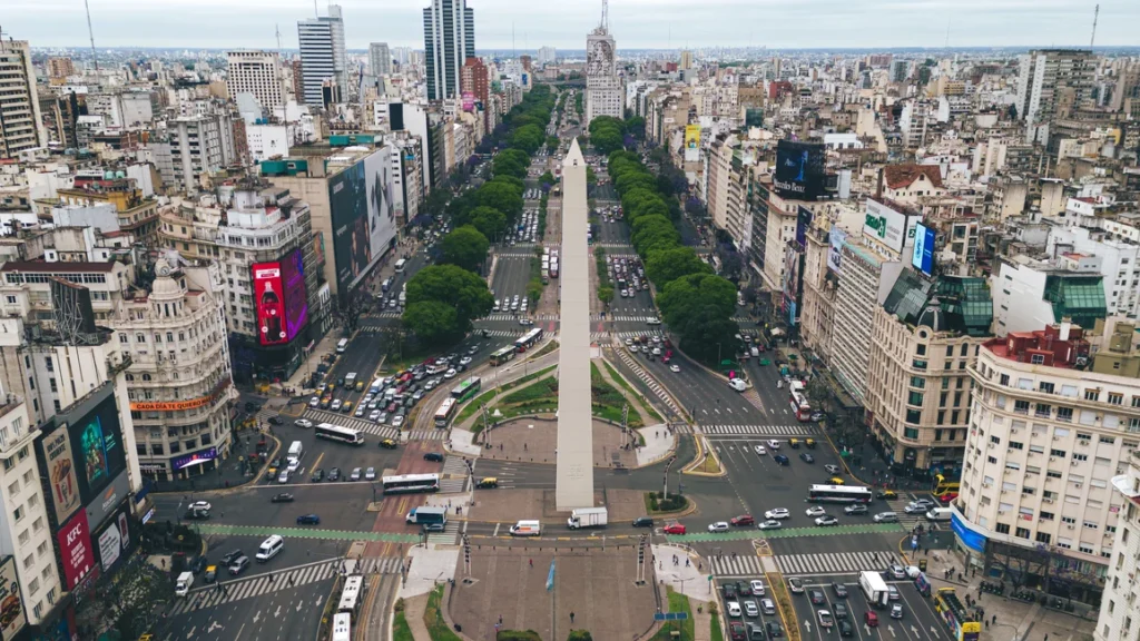 Vista aérea del Obelisco y la avenida 9 de Julio, en Buenos Aires, sede de la Feria Internacional de Turismo (Pexels / Gabriel Ramos).