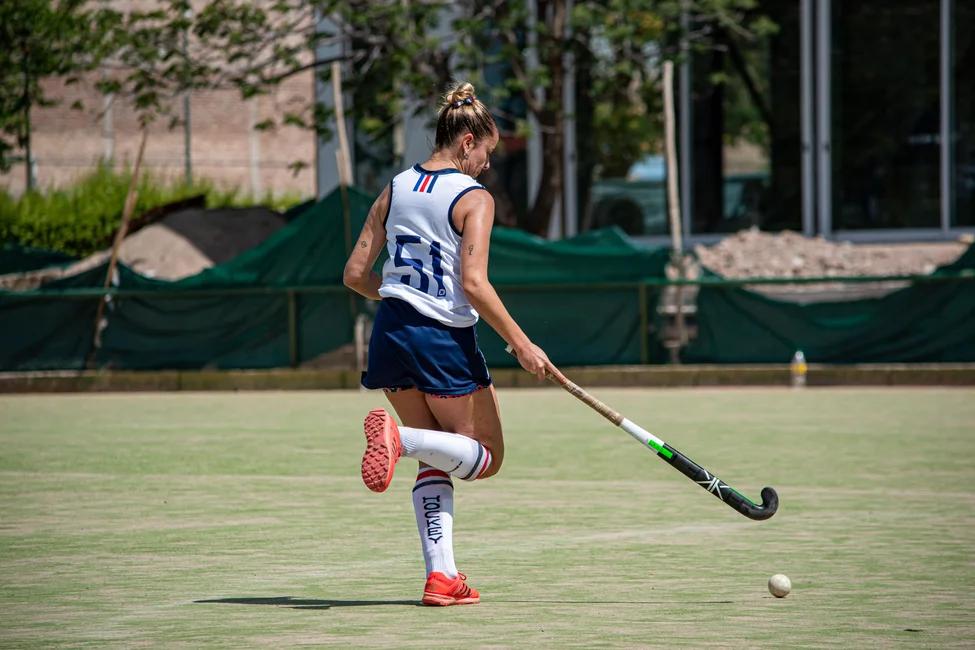 Jugadora de hockey sobre césped en un entrenamiento (foto: Franco Monsalvo / Pexels) — imagen ilustrativa genérica, no es la Selección Argentina