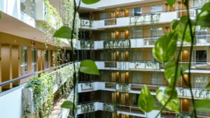 Interior de un hotel con vegetación, ejemplo de arquitectura sustentable (imagen ilustrativa genérica, banco de imágenes Pexels)