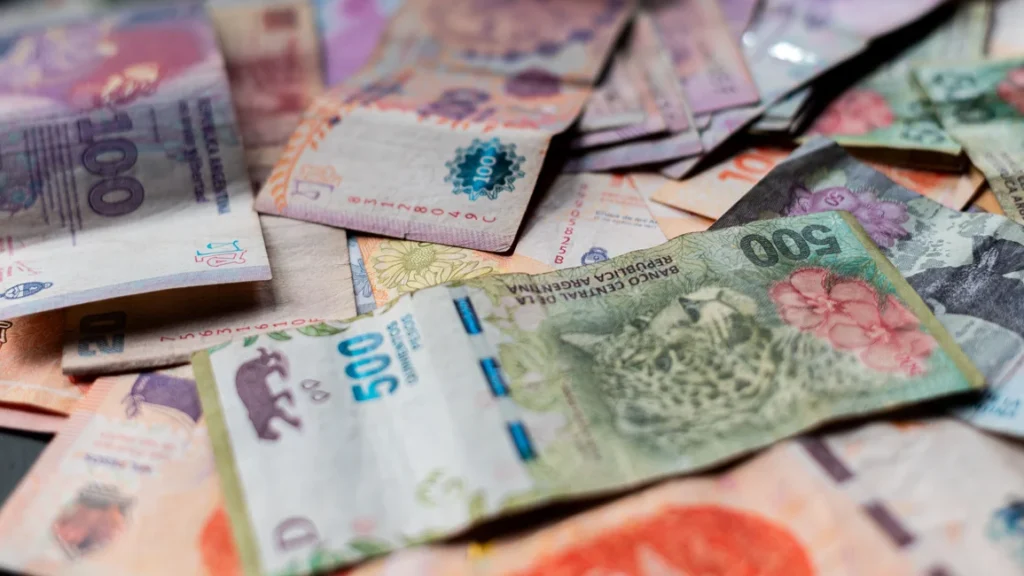 Billetes de pesos argentinos (foto: Alex Dos Santos / Pexels)