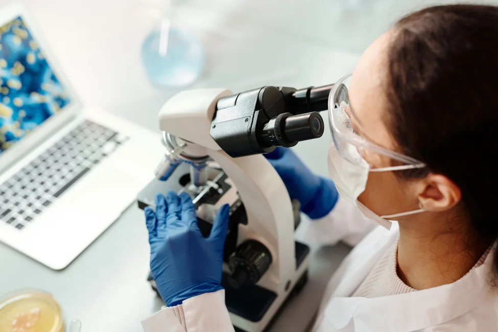 Investigadora trabajando con un microscopio en un laboratorio (imagen ilustrativa genérica, banco de imágenes Pexels)