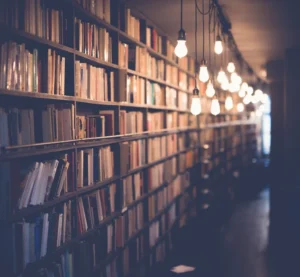 Estanteria de biblioteca (imagen ilustrativa generica, banco de imagenes Pexels, foto: Janko Ferlic)