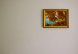 Cuadro con marco dorado en una pared (banco de imágenes Pexels; imagen ilustrativa genérica, no representa la obra recuperada)