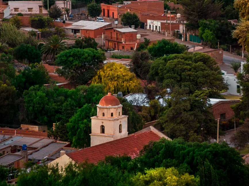 Paisaje de un pueblo del noroeste argentino, en Cachi, Salta, con su iglesia colonial (imagen ilustrativa genérica de la región, no del paraje El Obraje). Foto: Agustín Devani / Pexels.