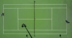Dos jugadores disputan un partido de tenis en una cancha rápida vista desde arriba (imagen ilustrativa genérica de tenis, banco de imágenes Pexels; no corresponde al partido real de Cerúndolo ante Fritz en el US Open)