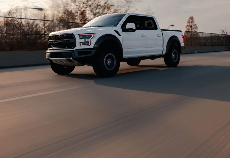 Una camioneta pick-up blanca circula por una ruta (imagen ilustrativa genérica, banco de imágenes Pexels; no corresponde a un modelo específico de exportación argentina)