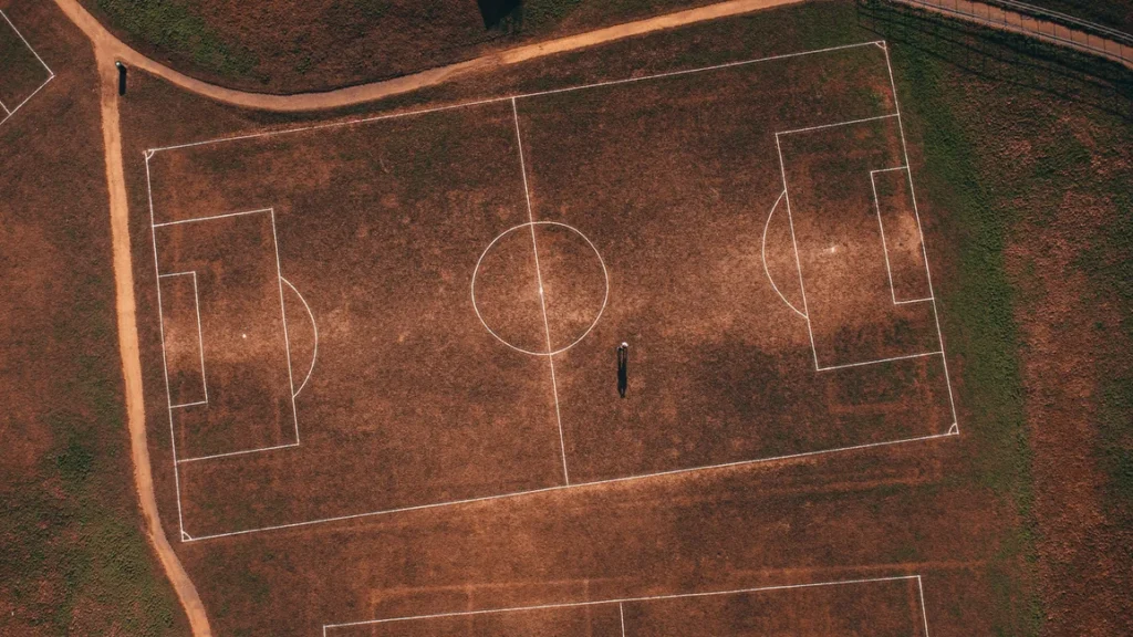 Vista aérea de una cancha de fútbol vacía (imagen ilustrativa genérica, banco de imágenes Pexels)