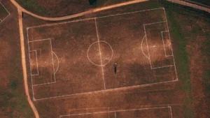 Vista aérea de una cancha de fútbol vacía (imagen ilustrativa genérica, banco de imágenes Pexels)