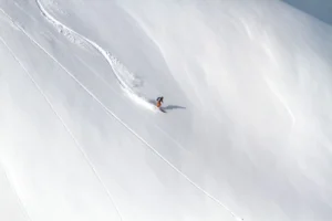 Un esquiador desciende una ladera nevada fuera de pista (imagen ilustrativa genérica de esquí de montaña, banco de imágenes Pexels; no corresponde al Cerro Chapelco ni al momento de la avalancha)
