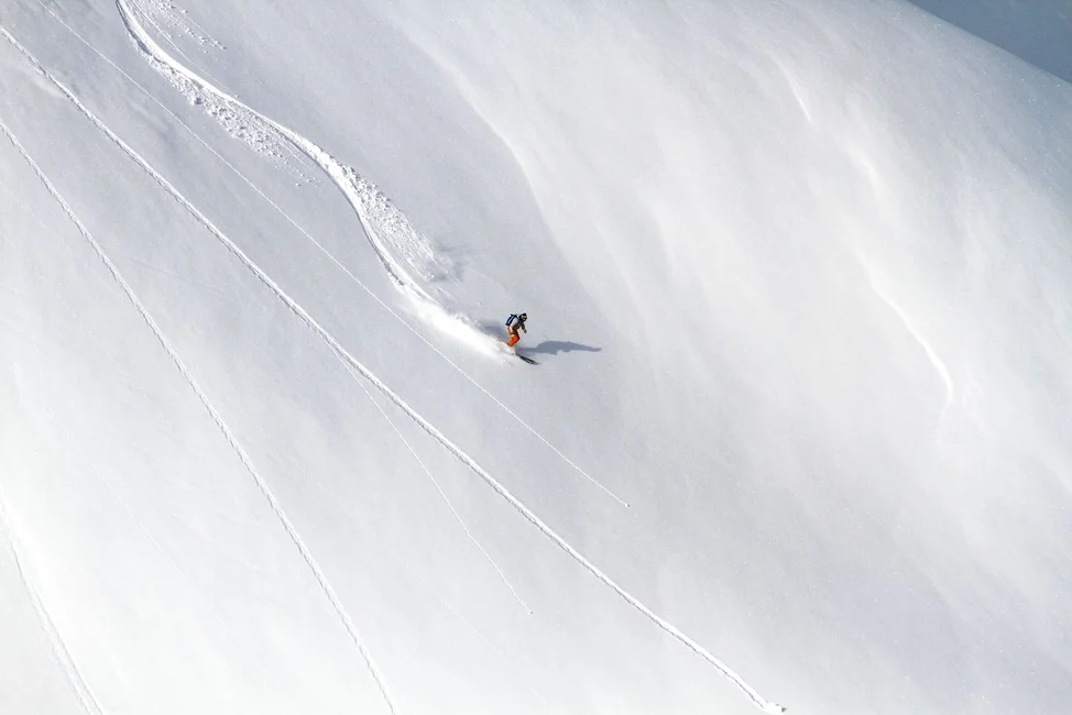 Un esquiador desciende una ladera nevada fuera de pista (imagen ilustrativa genérica de esquí de montaña, banco de imágenes Pexels; no corresponde al Cerro Chapelco ni al momento de la avalancha)