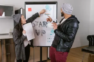 Jóvenes emprendedores presentando un proyecto de startup (imagen ilustrativa genérica, banco de imágenes Pexels, foto: RDNE Stock project)