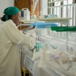 Profesional de salud atendiendo a un recien nacido en una incubadora de neonatologia (imagen ilustrativa generica, banco Pexels, foto de Speak Media Uganda)