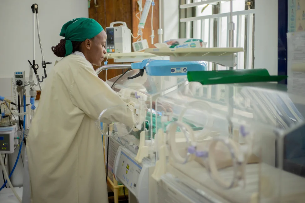 Profesional de salud atendiendo a un recien nacido en una incubadora de neonatologia (imagen ilustrativa generica, banco Pexels, foto de Speak Media Uganda)
