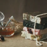 Barras de jabón artesanal apiladas sobre una mesa (imagen ilustrativa genérica, banco de imágenes Pexels)