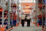 Trabajadores en un depósito logístico, imagen ilustrativa (banco de imágenes Pexels)