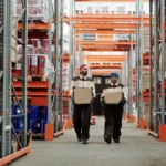 Trabajadores en un depósito logístico, imagen ilustrativa (banco de imágenes Pexels)