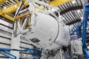Técnicos ensamblan una nave espacial en una instalación de SpaceX (imagen ilustrativa genérica, banco de imágenes Pexels)