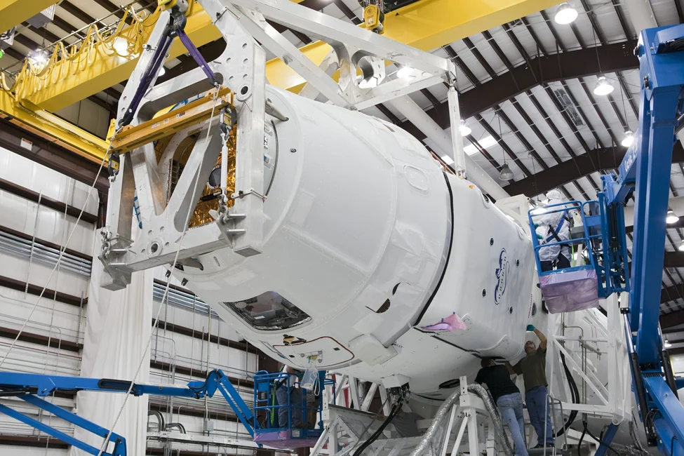 Técnicos ensamblan una nave espacial en una instalación de SpaceX (imagen ilustrativa genérica, banco de imágenes Pexels)