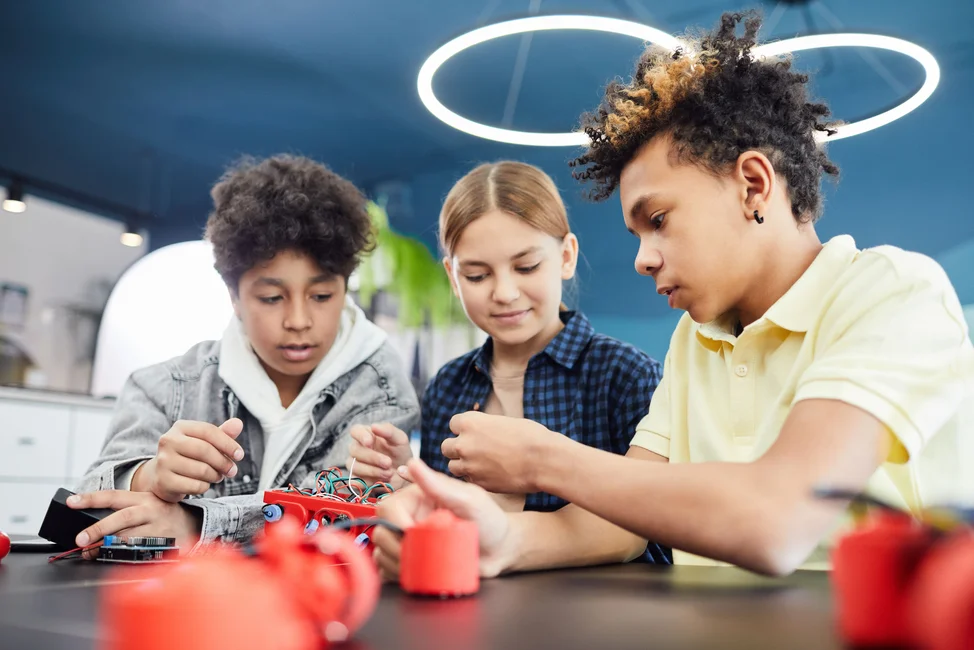Estudiantes armando un proyecto de robótica. Imagen ilustrativa genérica (banco de imágenes Pexels, foto: Vanessa Loring) — no corresponde al equipo ganador de la Copa Robótica.