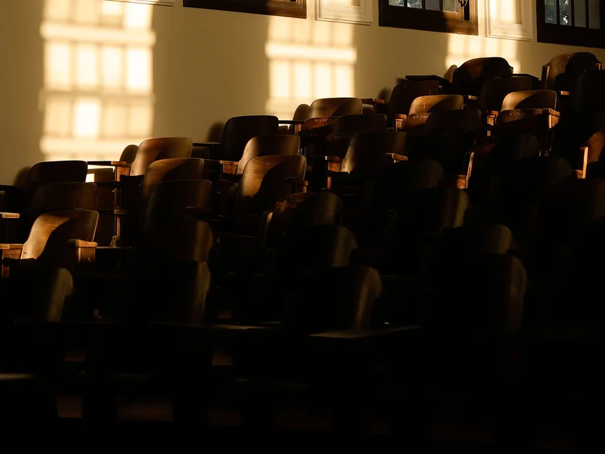 Butacas de un auditorio universitario vacío iluminadas por luz solar (banco de imágenes Pexels; imagen ilustrativa genérica, no la sede real del congreso)
