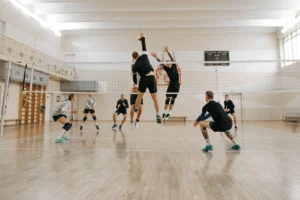 Partido de voley indoor (imagen ilustrativa generica, banco de imagenes Pexels, foto: Pavel Danilyuk)