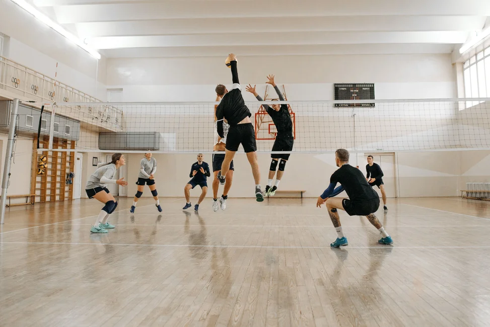 Partido de voley indoor (imagen ilustrativa generica, banco de imagenes Pexels, foto: Pavel Danilyuk)