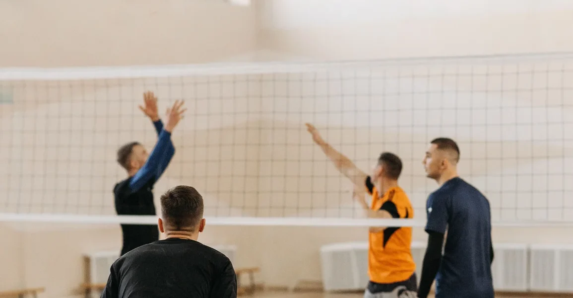 Vóley masculino en cancha cubierta, imagen ilustrativa genérica (banco de imágenes Pexels)