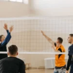Vóley masculino en cancha cubierta, imagen ilustrativa genérica (banco de imágenes Pexels)
