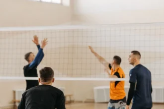 Vóley masculino en cancha cubierta, imagen ilustrativa genérica (banco de imágenes Pexels)