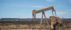 Torre de bombeo petrolera en un campo genérico (imagen ilustrativa, no corresponde a los yacimientos mencionados en la nota). Banco de imágenes: Pexels, foto de jayjay13.